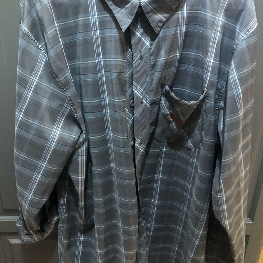 Under armor XL mens long sleeve shirt light fit